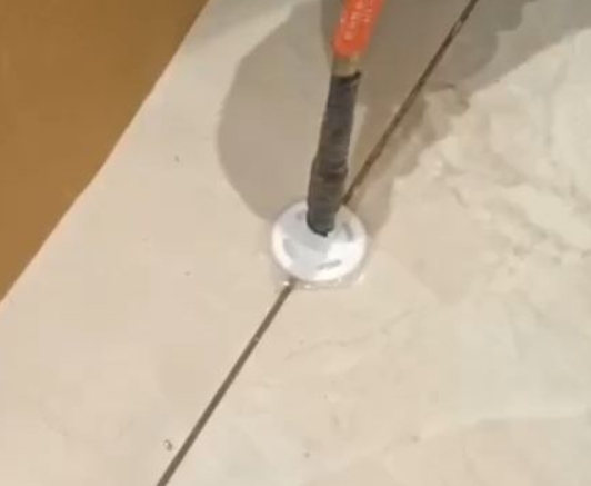 茄子河瓷砖空鼓维修公司专业解答瓷砖在铺贴过程中，如果没有涂抹均匀到位的粘结材料（如水泥砂浆或瓷砖胶），可能会导致以下问题