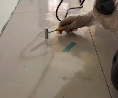 茄子河瓷砖开裂维修公司专业分享瓷砖在铺贴前如果没有沥干水分，将会导致以下问题
