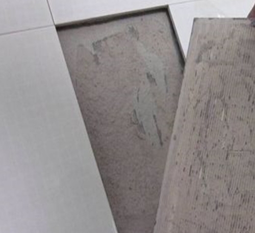 茄子河瓷砖空鼓维修公司分享瓷砖铺贴时如果打浆（即涂抹在瓷砖背面和基层上的砂浆或瓷砖胶）过少，会带来以下问题
